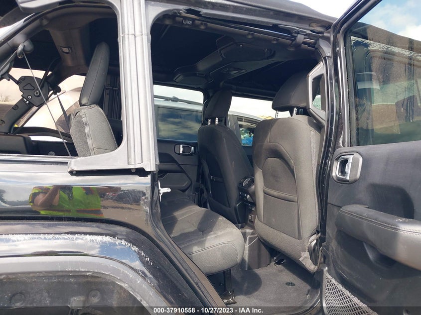 1C4HJXEN8JW331534 2018 Jeep Wrangler Unlimited Sahara