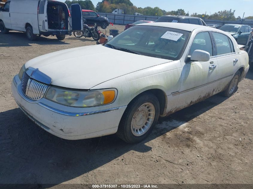 2001 Lincoln Town Car Executive VIN: 1LNHM81W81Y645017 Lot: 37915307