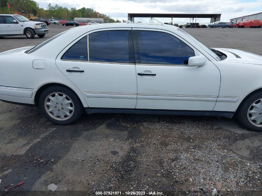 1998 Mercedes-Benz E-Class VIN: WDBJF65F4WA531402 Lot: 37921971