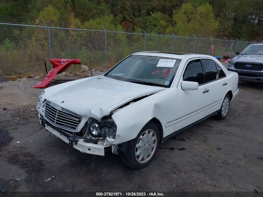 1998 Mercedes-Benz E-Class VIN: WDBJF65F4WA531402 Lot: 37921971