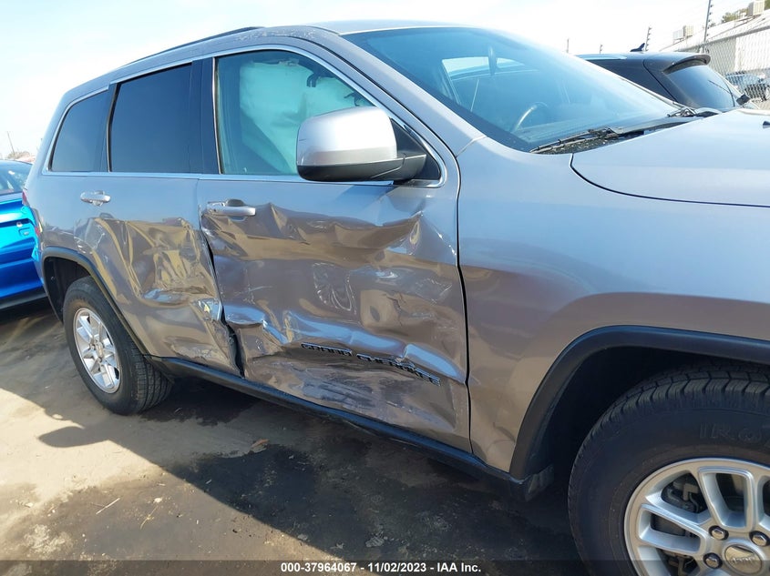 2018 Jeep Grand Cherokee Laredo 4X2 VIN: 1C4RJEAG0JC438126 Lot: 37964067