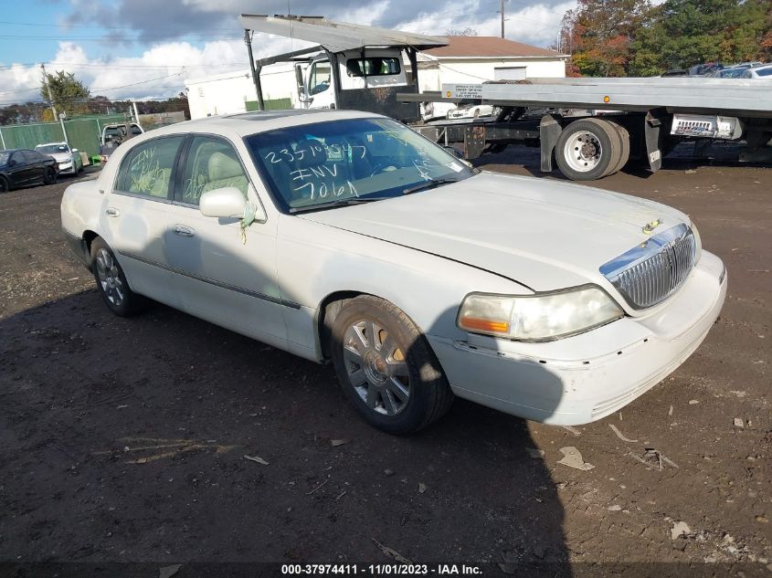 2005 Lincoln Town Car Signature Limited VIN: 1LNHM82W45Y631488 Lot: 37974411