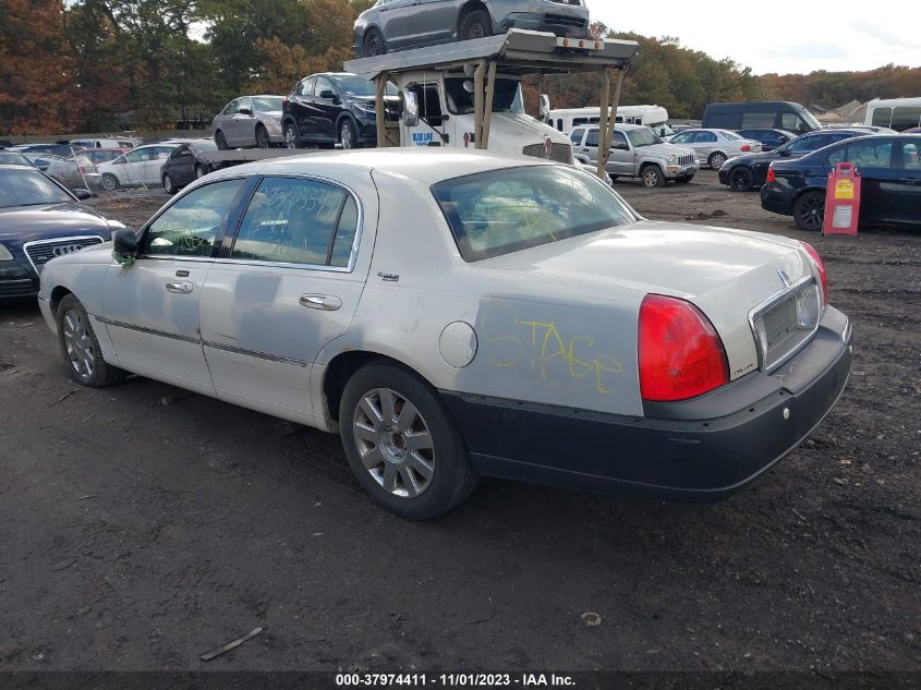 2005 Lincoln Town Car Signature Limited VIN: 1LNHM82W45Y631488 Lot: 37974411