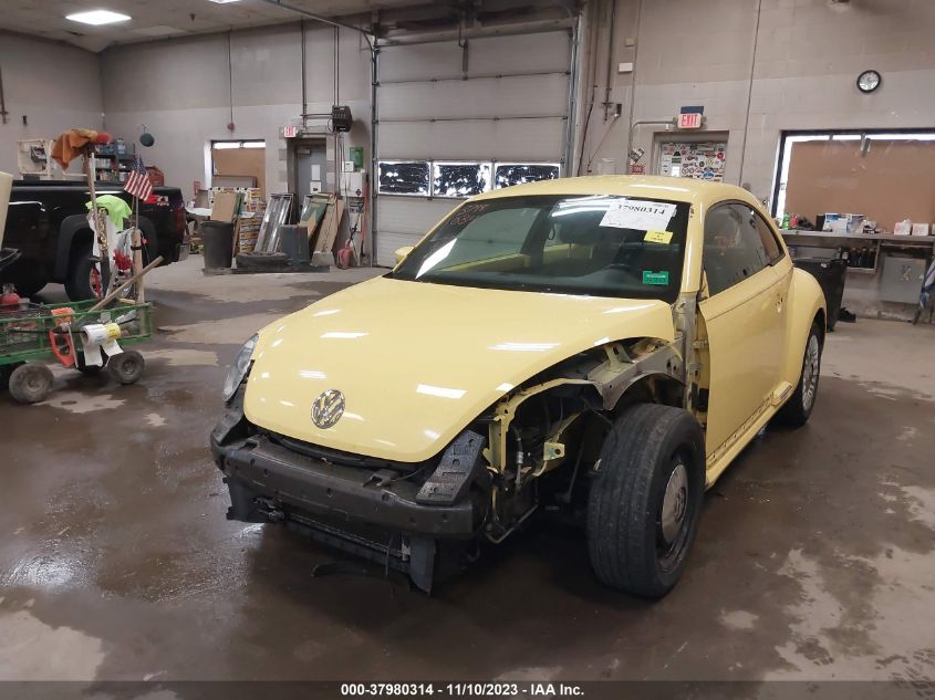 2014 Volkswagen Beetle 2.5L VIN: 3VWJP7AT2EM600831 Lot: 37980314