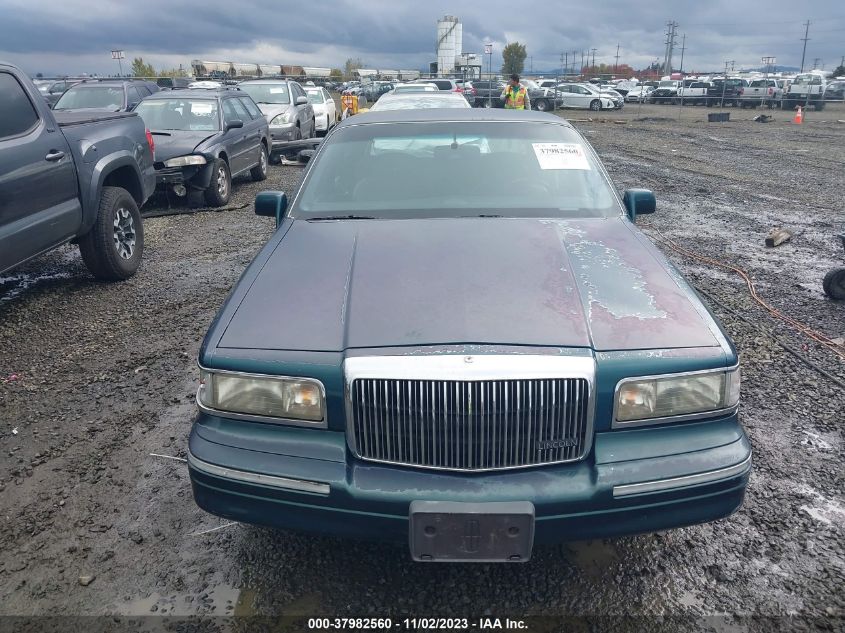 1995 Lincoln Town Car Signature/Spinnaker VIN: 1LNLM82W3SY640544 Lot: 37982560