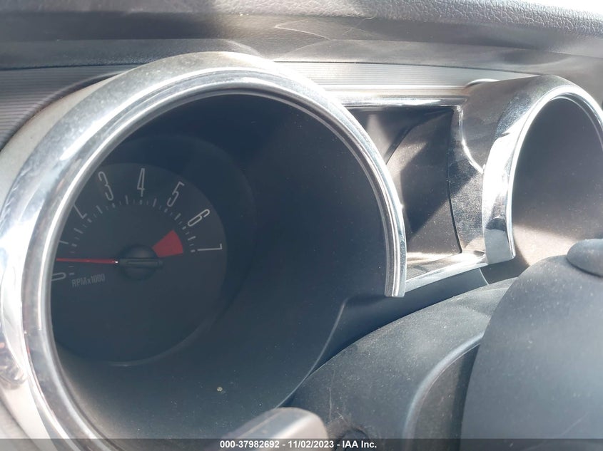 2005 Ford Mustang Deluxe/Premium VIN: 1ZVFT84N655252431 Lot: 37982692