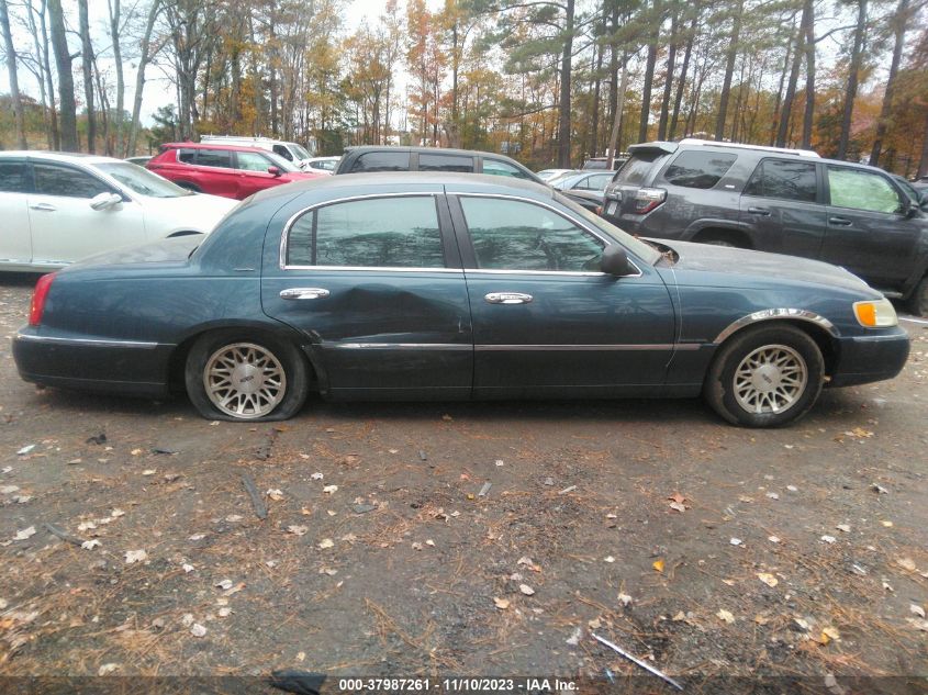 1998 Lincoln Town Car Signature VIN: 1LNFM82W2WY609739 Lot: 37987261