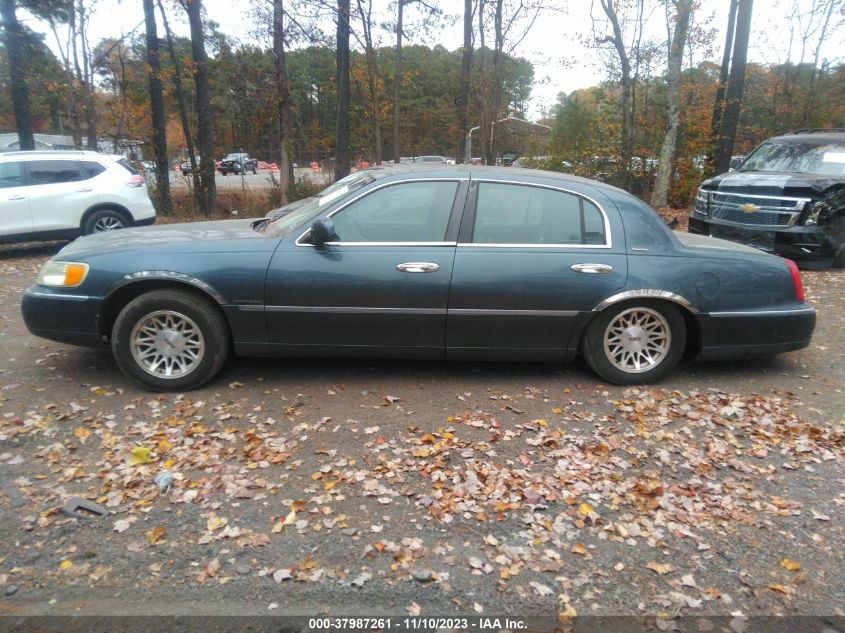 1998 Lincoln Town Car Signature VIN: 1LNFM82W2WY609739 Lot: 37987261