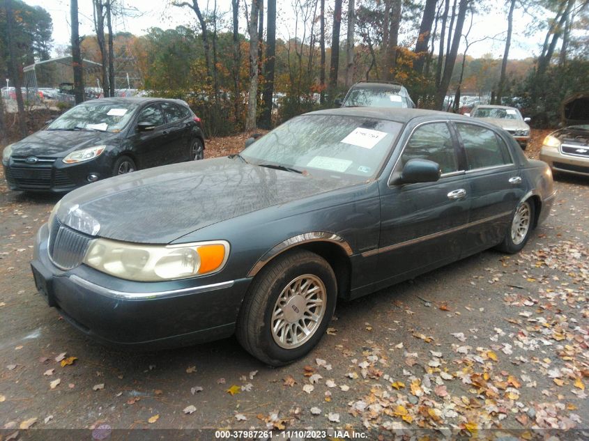 1998 Lincoln Town Car Signature VIN: 1LNFM82W2WY609739 Lot: 37987261