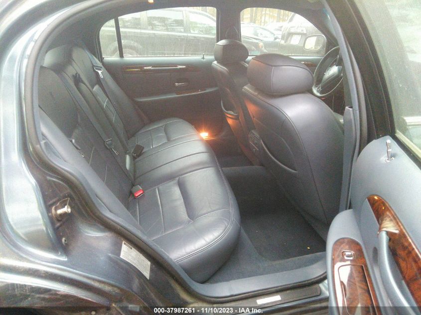 1998 Lincoln Town Car Signature VIN: 1LNFM82W2WY609739 Lot: 37987261