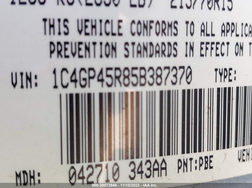 2005 Chrysler Town & Country VIN: 1C4GP45R85B387370 Lot: 38073946