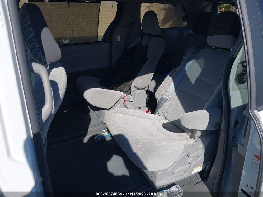 2018 Toyota Sienna Le 8 Passenger VIN: 5TDKZ3DC2JS906427 Lot: 38074864