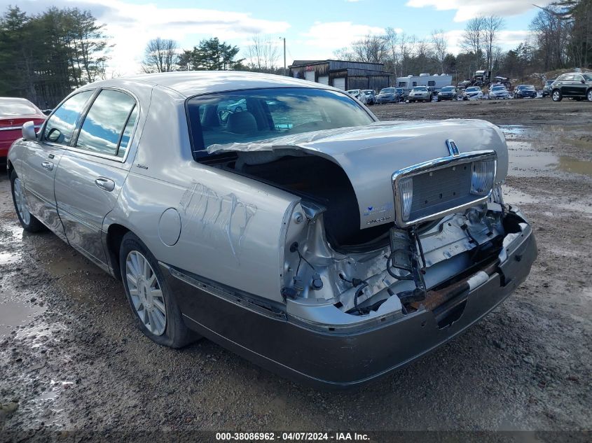 2003 Lincoln Town Car Signature/Signature Premium VIN: 1LNHM82W13Y621949 Lot: 38086962