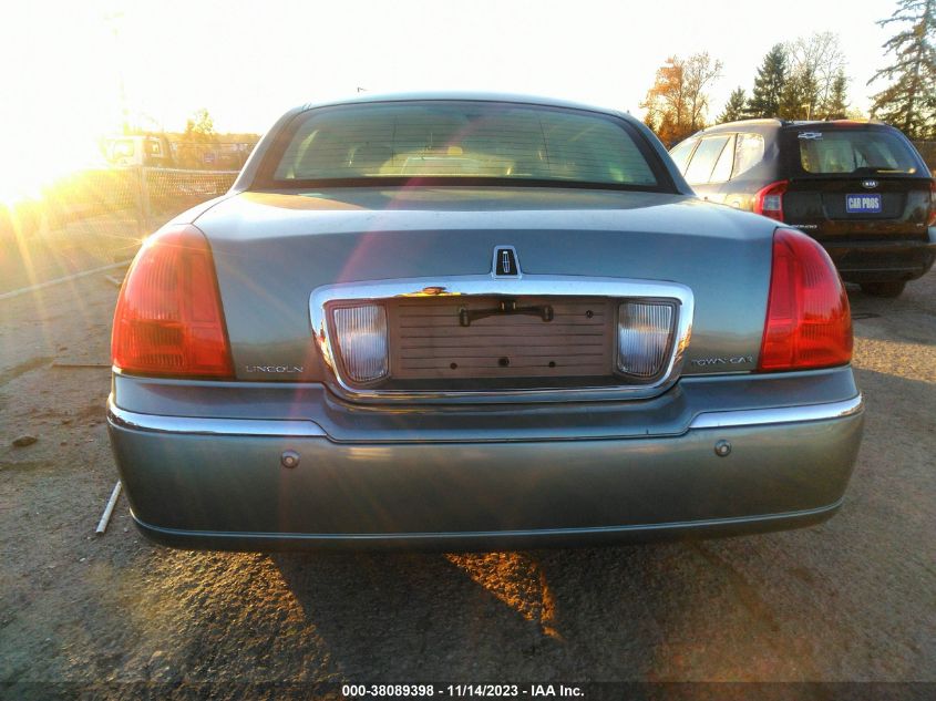 2005 Lincoln Town Car Signature Limited VIN: 1LNHM82WX5Y637036 Lot: 38089398