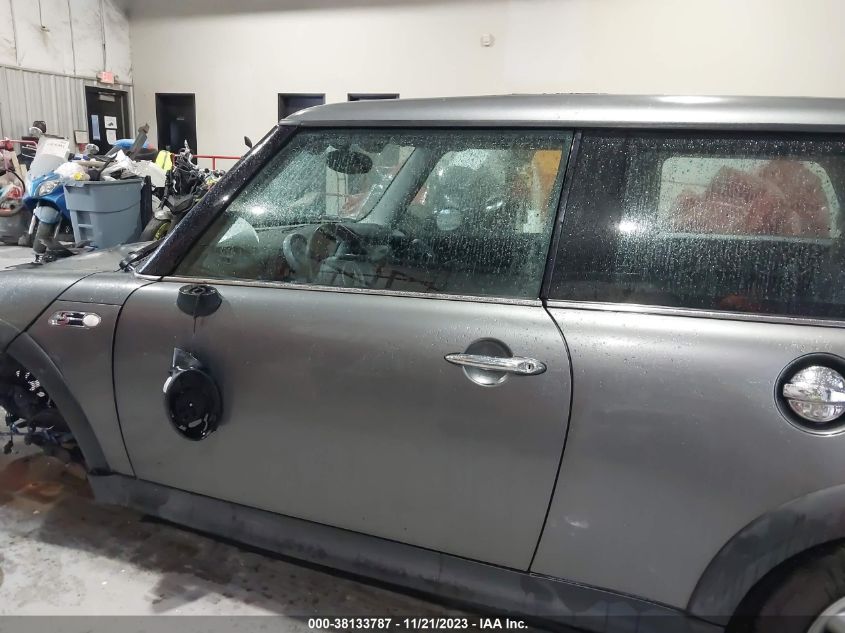 2004 Mini Cooper S VIN: WMWRE33484TD89404 Lot: 38133787