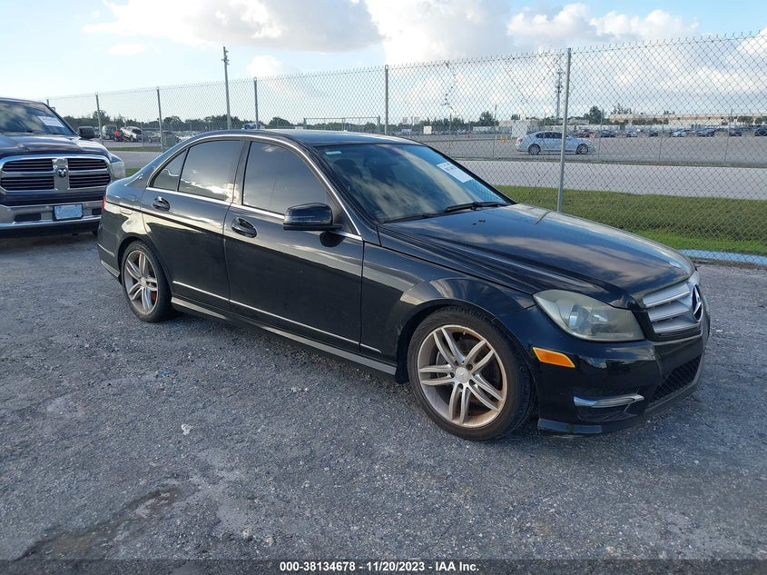 2013 MERCEDES-BENZ C 250 SPORT/LUXURY - WDDGF4HB3DA776591