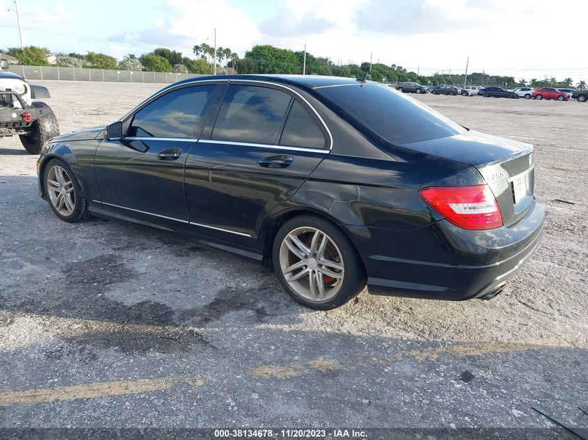 2013 MERCEDES-BENZ C 250 SPORT/LUXURY - WDDGF4HB3DA776591