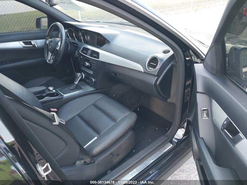 2013 MERCEDES-BENZ C 250 SPORT/LUXURY - WDDGF4HB3DA776591