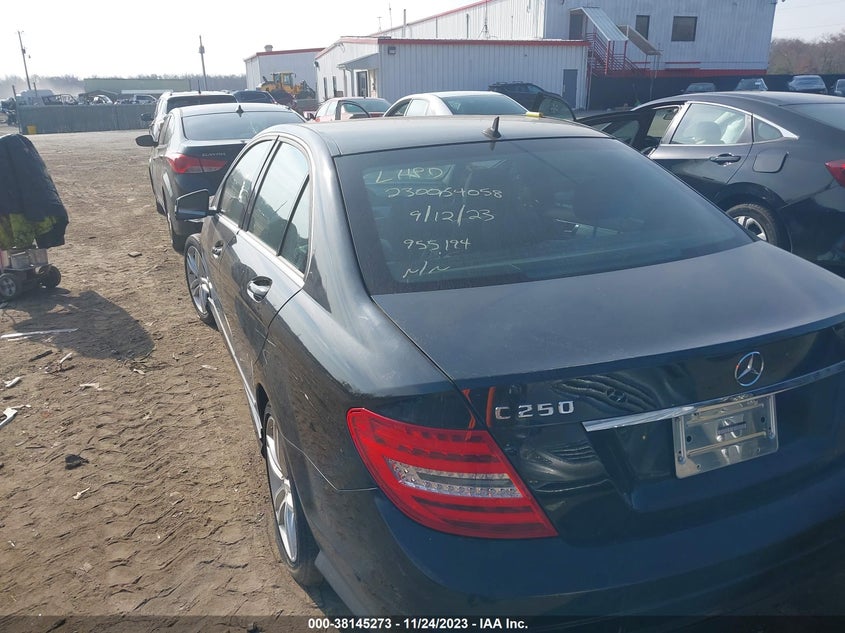 2014 MERCEDES-BENZ C 250 SPORT/LUXURY - WDDGF4HBXEA955194