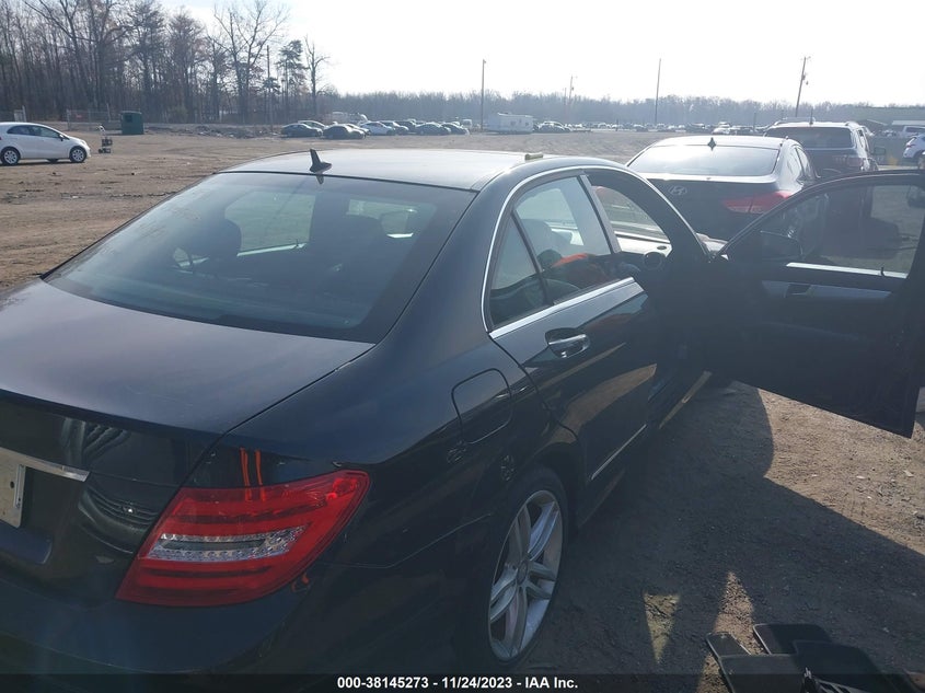 2014 MERCEDES-BENZ C 250 SPORT/LUXURY - WDDGF4HBXEA955194