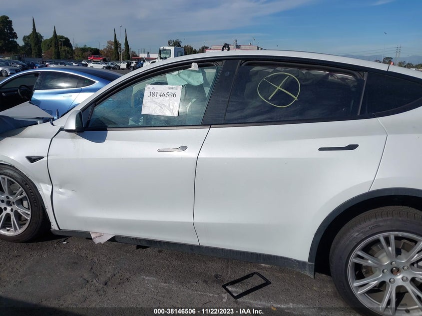 2022 Tesla Model Y Long Range Dual Motor All-Wheel Drive VIN: 7SAYGDEE3NF554851 Lot: 38146506