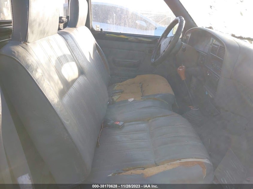 1992 Toyota Pickup 1/2 Ton Short Wheelbase VIN: JT4RN81A3N5132663 Lot: 38170628