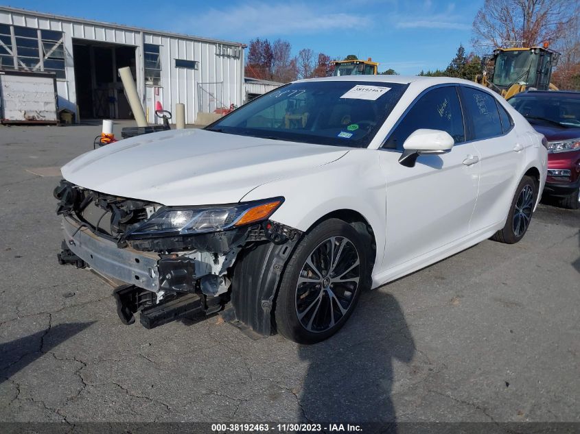 4T1B11HK9JU600877 2018 Toyota Camry Se