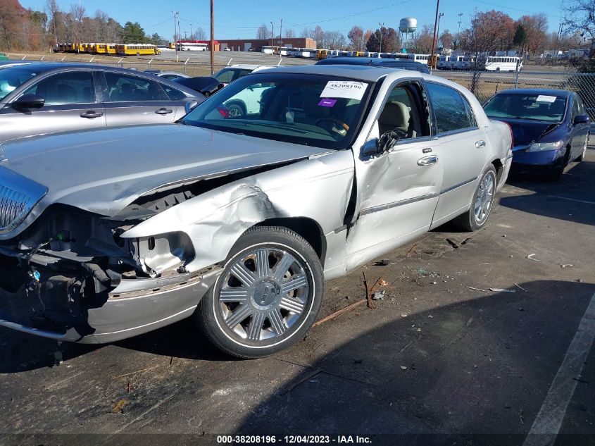 2004 Lincoln Town Car Ultimate VIN: 1LNHM83W64Y667809 Lot: 38208196