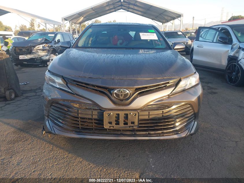 4T1B11HK5JU068673 2018 Toyota Camry Le