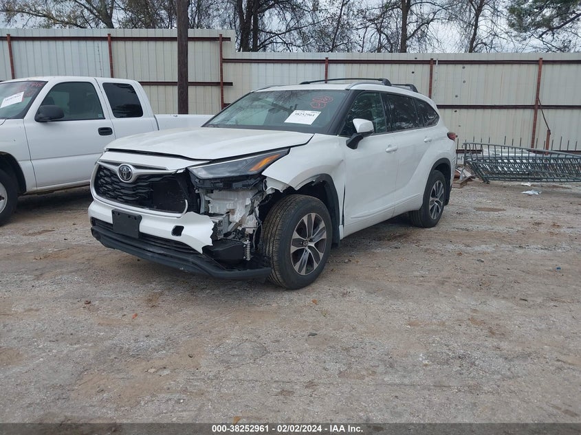 2022 TOYOTA HIGHLANDER XLE VIN: 5TDGZRBH0NS247079