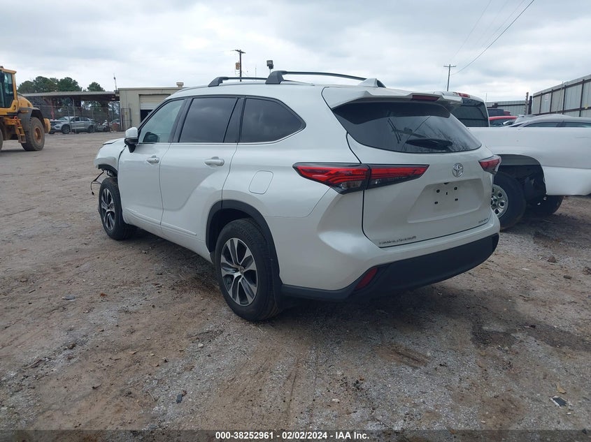 2022 TOYOTA HIGHLANDER XLE VIN: 5TDGZRBH0NS247079