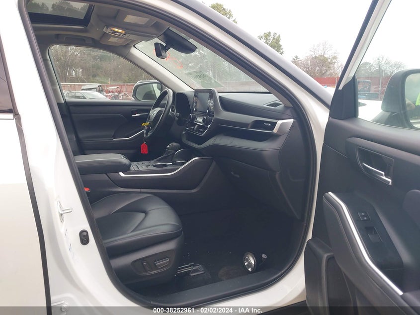 2022 TOYOTA HIGHLANDER XLE VIN: 5TDGZRBH0NS247079
