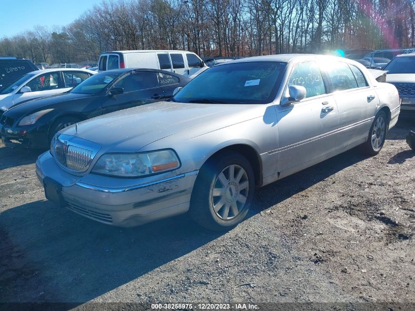 2011 Lincoln Town Car Executive L VIN: 2LNBL8EVXBX765476 Lot: 38258975