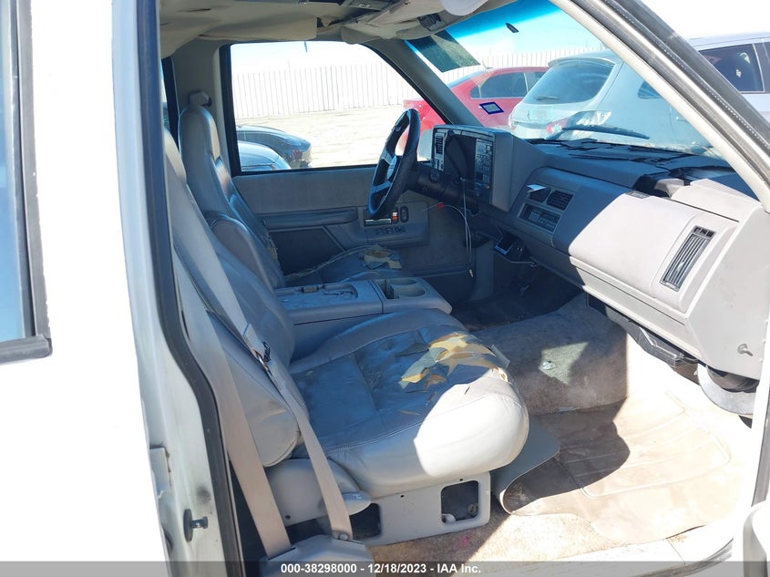 1994 Chevrolet Suburban C1500 VIN: 1GNEC16K8RJ327725 Lot: 38298000