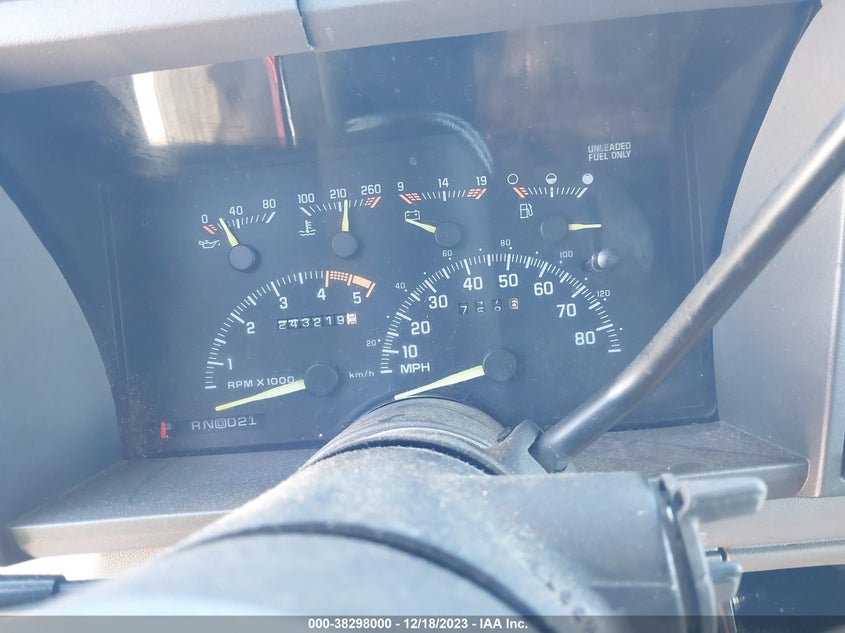 1994 Chevrolet Suburban C1500 VIN: 1GNEC16K8RJ327725 Lot: 38298000