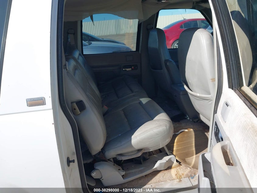 1994 Chevrolet Suburban C1500 VIN: 1GNEC16K8RJ327725 Lot: 38298000