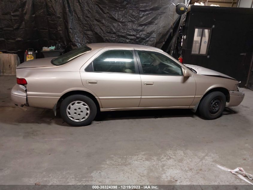 1999 Toyota Camry Le VIN: 4T1BG22K5XU915133 Lot: 38324398