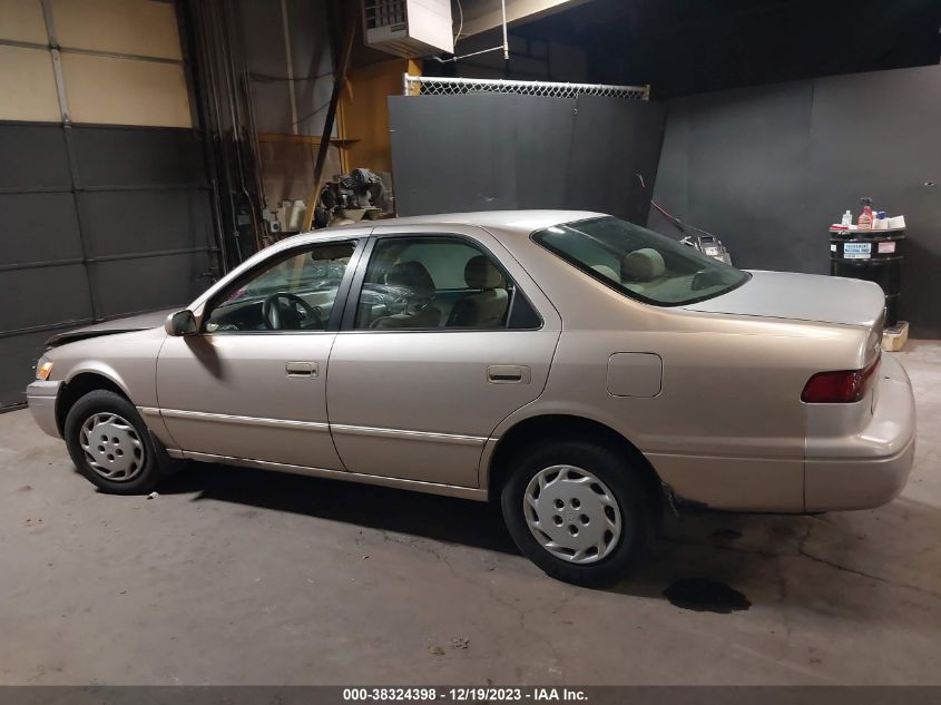 1999 Toyota Camry Le VIN: 4T1BG22K5XU915133 Lot: 38324398