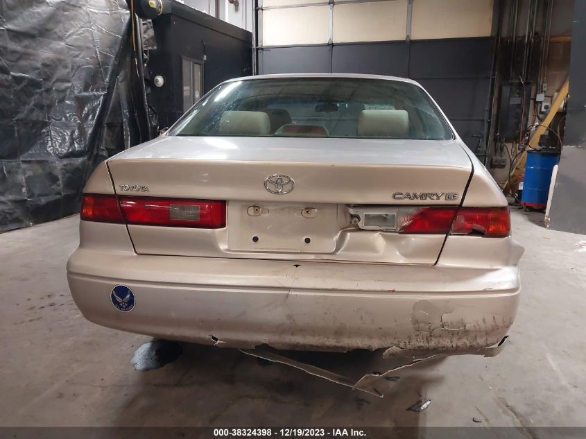 1999 Toyota Camry Le VIN: 4T1BG22K5XU915133 Lot: 38324398