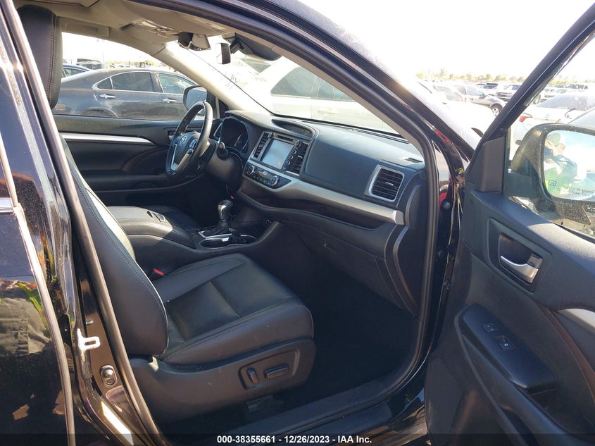 2019 TOYOTA HIGHLANDER XLE VIN: 5TDKZRFH0KS556373