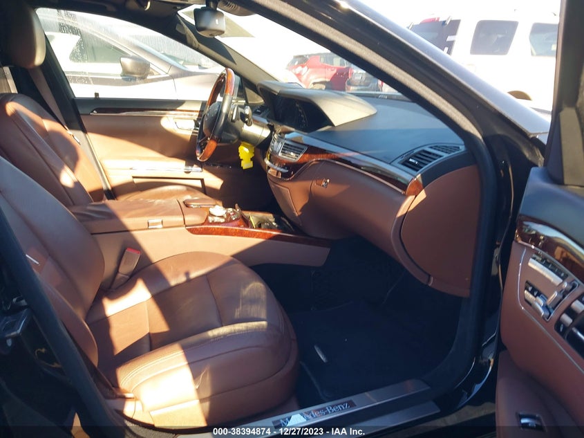 2013 MERCEDES-BENZ S 550 WDDNG7DB1DA520963