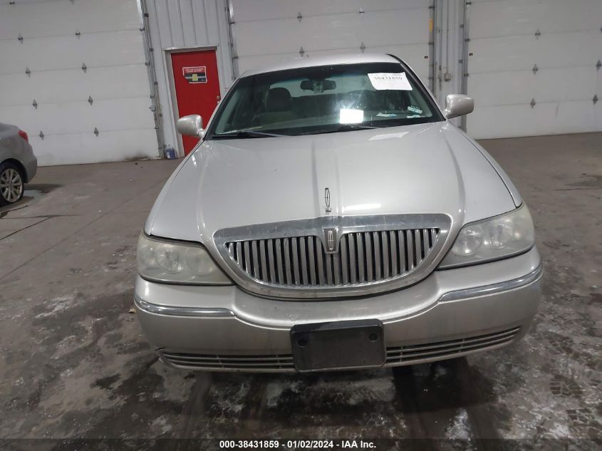 1LNHM81W44Y650929 2004 Lincoln Town Car Signature