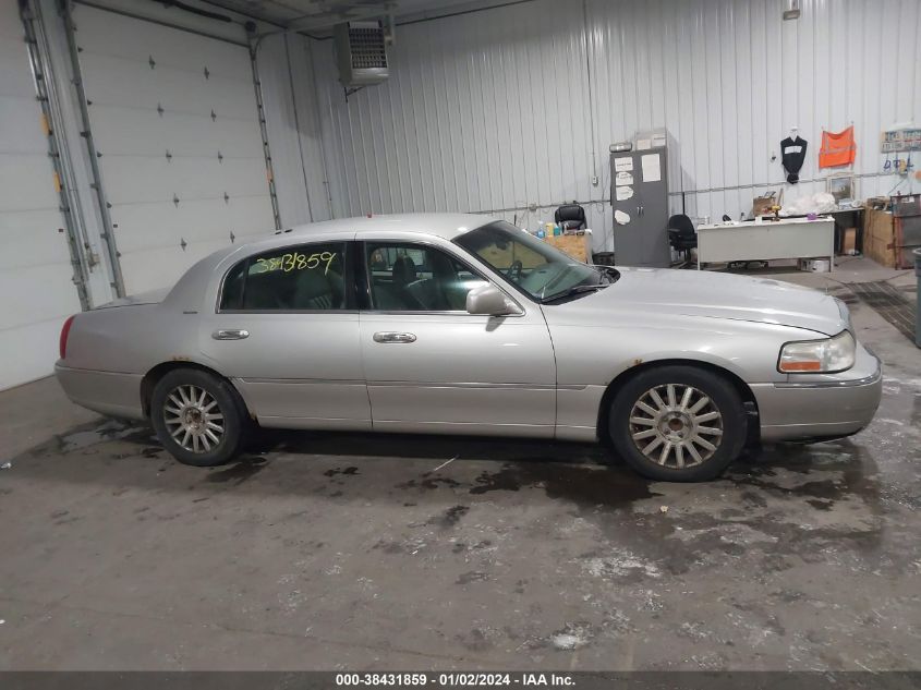 1LNHM81W44Y650929 2004 Lincoln Town Car Signature