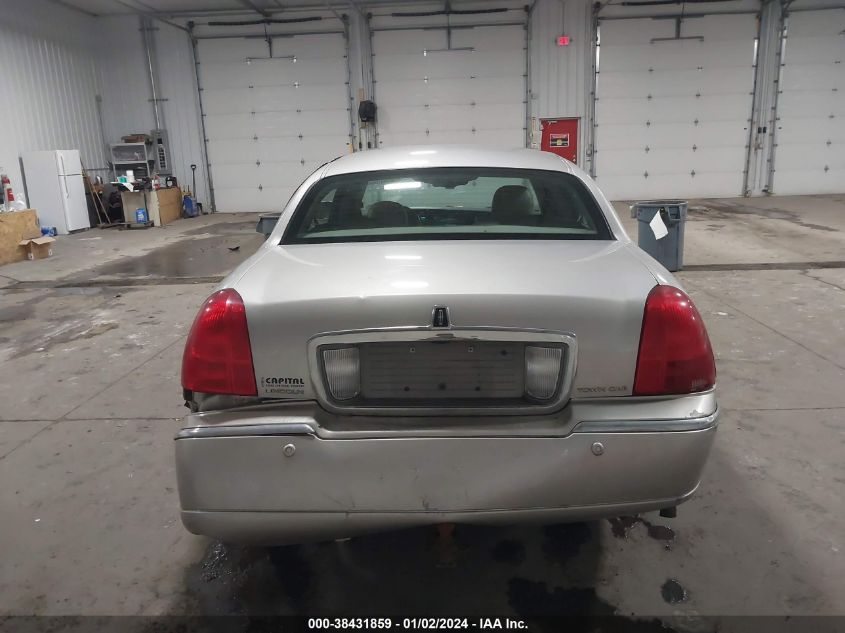 1LNHM81W44Y650929 2004 Lincoln Town Car Signature