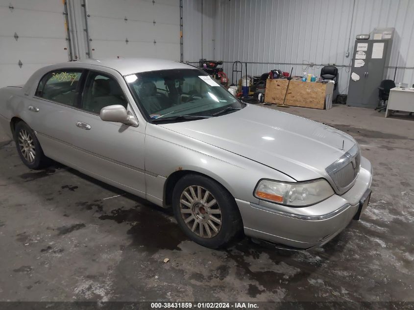 1LNHM81W44Y650929 2004 Lincoln Town Car Signature