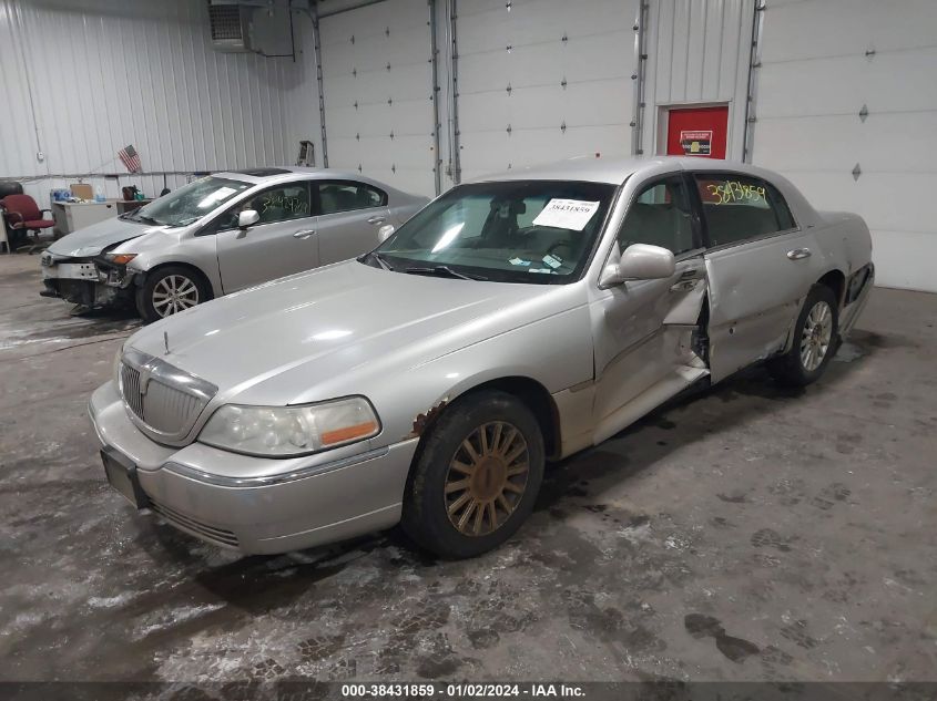 1LNHM81W44Y650929 2004 Lincoln Town Car Signature