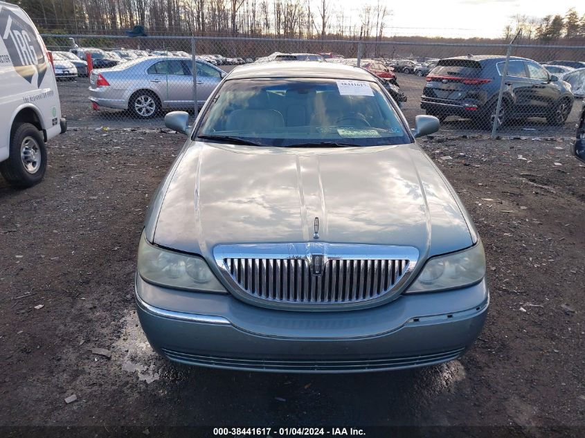 1LNHM81W24Y680219 2004 Lincoln Town Car Signature