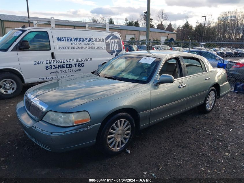 1LNHM81W24Y680219 2004 Lincoln Town Car Signature