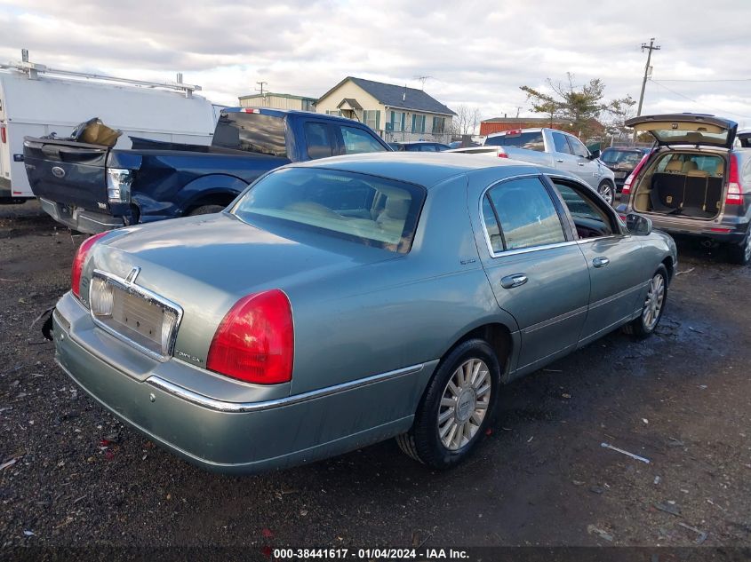 1LNHM81W24Y680219 2004 Lincoln Town Car Signature