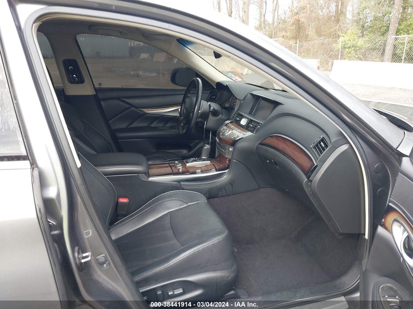 2016 INFINITI Q70 VIN: JN1BY1AR1GM270932